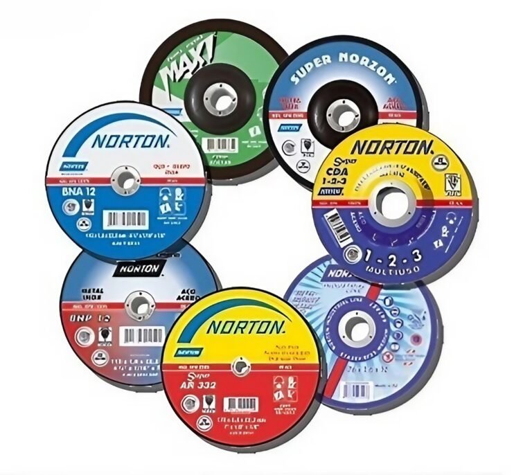 Seleção de discos de corte de vários tamanhos para aço carbono e inox, demonstrando a variedade de abrasivos da Veppel no Rio de Janeiro.