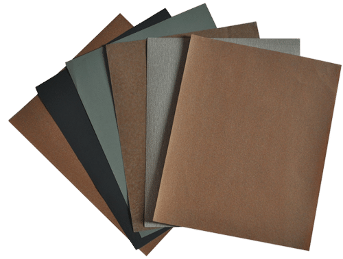 Folhas de lixa para uso manual em diversas granulações, para acabamentos em madeira e metal, vendidas pela Veppel para o mercado B2B do Rio de Janeiro.