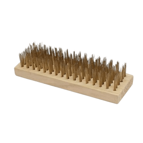 Escova de aço manual com base de madeira, para limpeza pesada de superfícies, fornecida pela Veppel para indústrias no Rio de Janeiro.