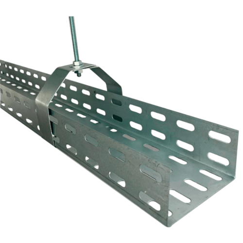 Eletrocalha perfurada de aço instalada em um suporte de parede (mão francesa), demonstrando a aplicação do sistema da Veppel no Rio de Janeiro.