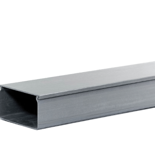 Segmento de eletrocalha de aço galvanizado com sua tampa de encaixe, para proteção de cabos em instalações industriais, fornecida pela Veppel no Rio de Janeiro.