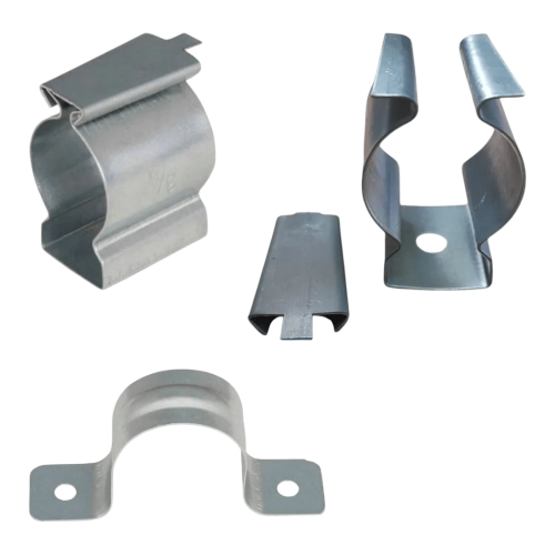 Kit de fixação para eletroduto rígido, com abraçadeiras metálicas tipo 'D' e parafusos, fornecido pela Veppel para empresas de instalação no Rio de Janeiro.